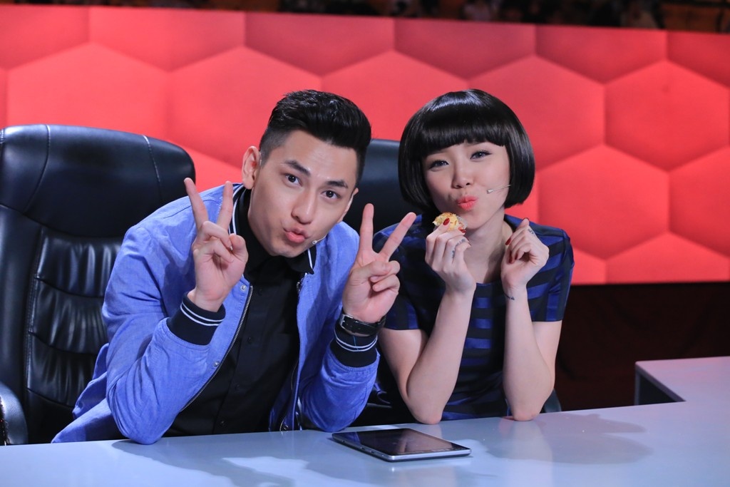 Trong tập 9 Người bí ẩn phát sóng tối 10/5, khán giả phấn khích trước sự góp mặt của đội khách: Isaac – Tóc Tiên.  Tạo hiệu ứng từ sau cuộc thi Hòa âm ánh sáng, 2 gương mặt trẻ dễ dàng tạo gây thiện cảm cho người xem