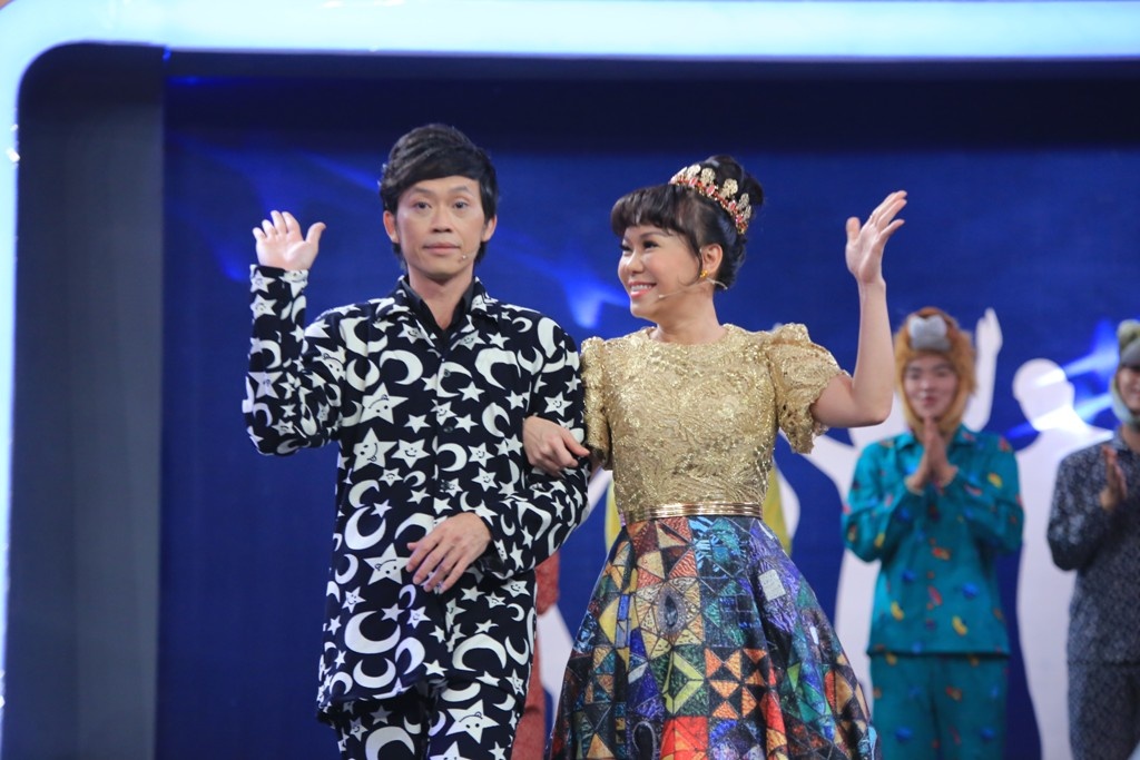 Trước sự dễ thương của 2 ca sĩ, đội nhà Hoài Linh – Việt Hương không nỡ ra tay “chặt chém” như thường lệ, ngược lại họ cố tình nhường thua cho Isaac và Tóc Tiên hơn một lần.