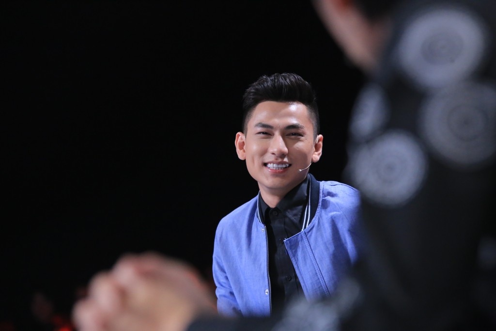 Lần thứ 2 trở lại với chương trình, trưởng nhóm 365 khéo léo khen ngợi nhan sắc của Việt Hương và sự trẻ trung của Hoài Linh khiến cả 2 “nở mày nở mặt”. 