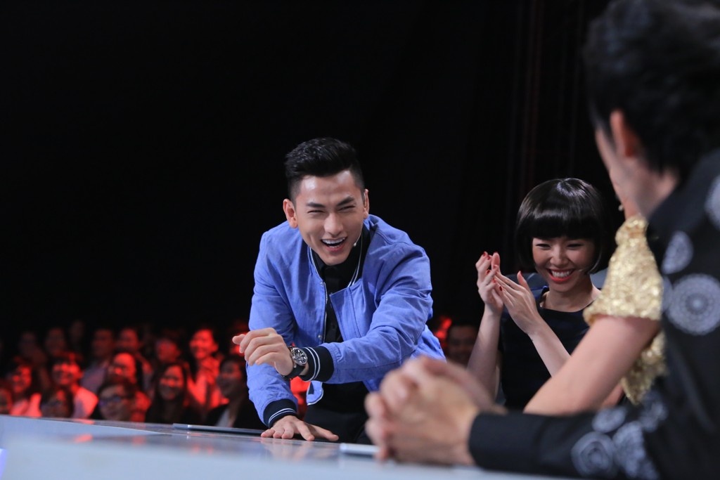 Trải qua 5 vòng thi, bằng sự thông minh và có chút “nương tay” của đội nhà, 2 ca sĩ đình đám cân bằng tỷ số và nhận giải thưởng của Người bí ẩn.