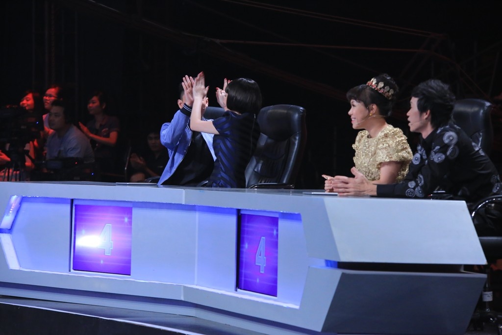 May mắn mĩm cười với đội khách khi đội nhà đoán sai nhân vật số 4. Kết quả, cặp đôi “nhan sắc” chiếm ưu thế với tỷ số 1-0.