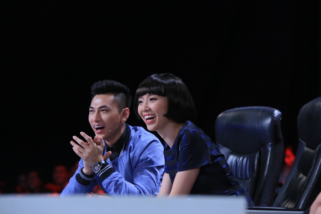 Vẻ chân thành, dễ thương của Isaac và Tóc Tiên