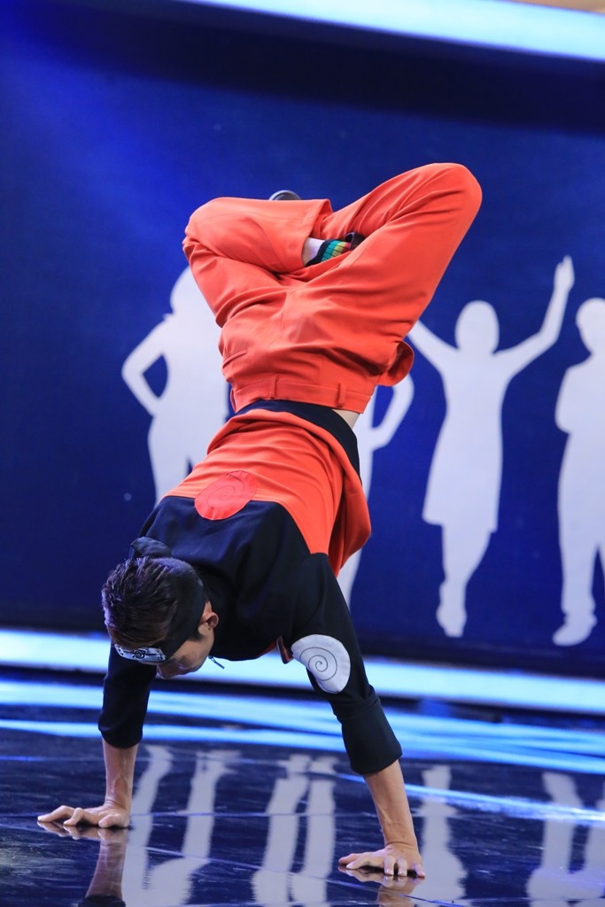 Tóc Tiên – Isaac khởi động khá nhẹ nhàng ở vòng 1 khi tìm ra người có khả năng xếp bằng trồng cây chuối. Giọng ca Ngày mai giải thích về lựa chọn của đội mình: “Khi tôi và Isaac đặt câu hỏi cho người số 2, anh này giả vờ trả lời dài dòng. Tôi nghĩ anh ta là người bí ẩn nên né tránh trong khi những người còn lại trả lời rất vô tư”. 