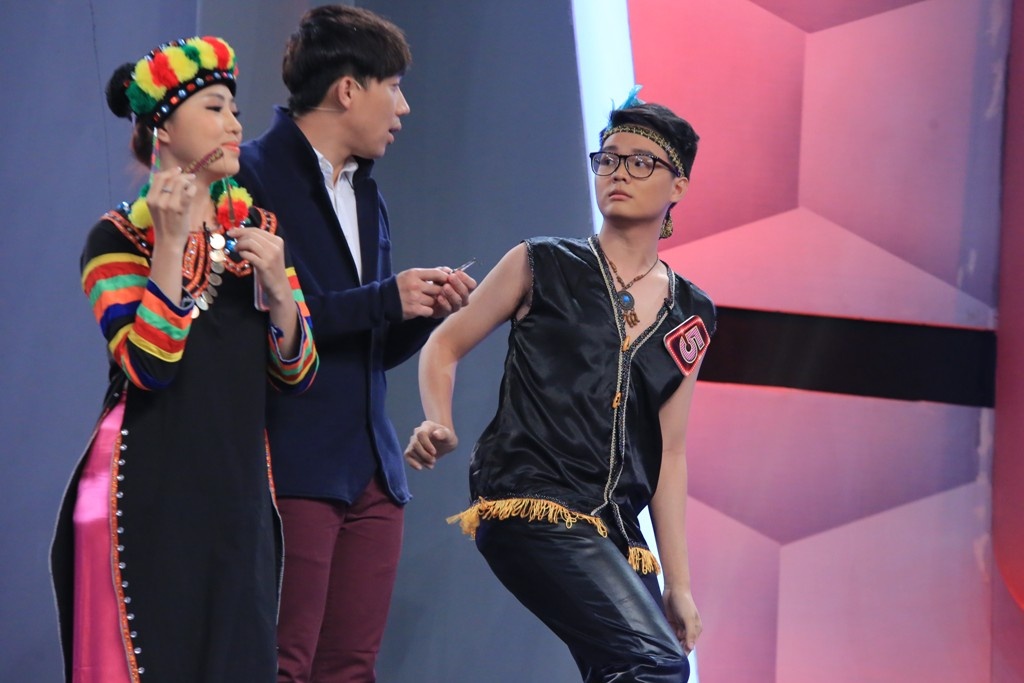 Ở vòng 2, Việt Hương và Tóc Tiên cười toe toét thừa nhận “đã quá mê trai” khi nghe lời Hoài Linh – Isaac trong việc đưa ra quyết định. Vòng này khá thú vị khi hai đội chơi tìm ra nghệ sĩ đàn môi. 