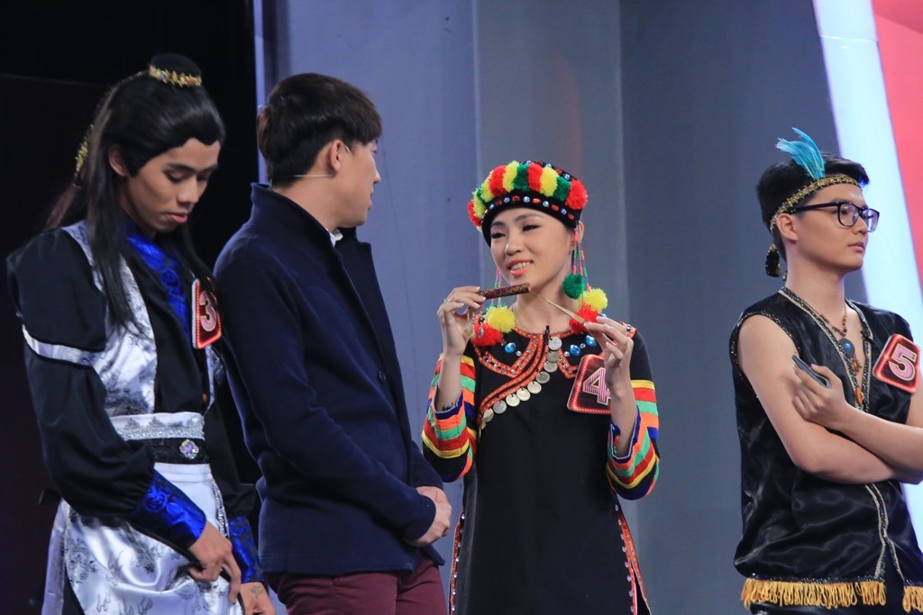 Sau khi “tra khảo”, đội nhà chọn số 2, đội khách chọn nhân vật số 1. Isaac suy luận dựa trên phương pháp loại trừ, anh cho rằng người số 4 trả lời sai kiến thức địa lý và người số 5 thì quá lưu loát tạo cảm giác không thật. 