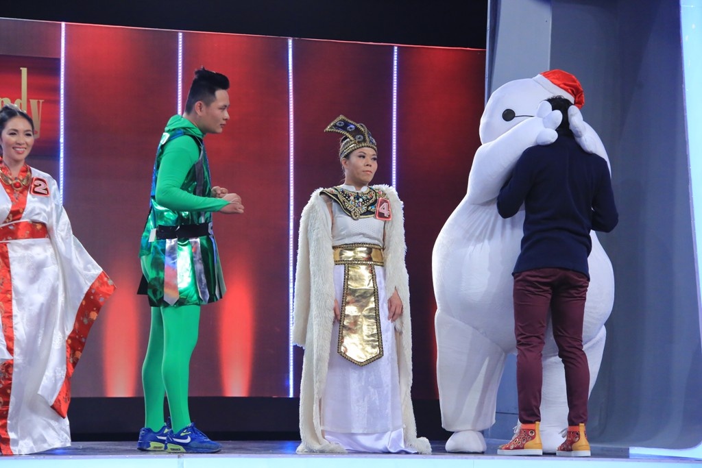 Ở vòng 3, không quá khó để 2 đội tìm ra người đứng trên bàn chông dùng yết hầu bẻ cong lưỡi giáo. Cả hai đội đều lựa chọn nhân vật số 4. 