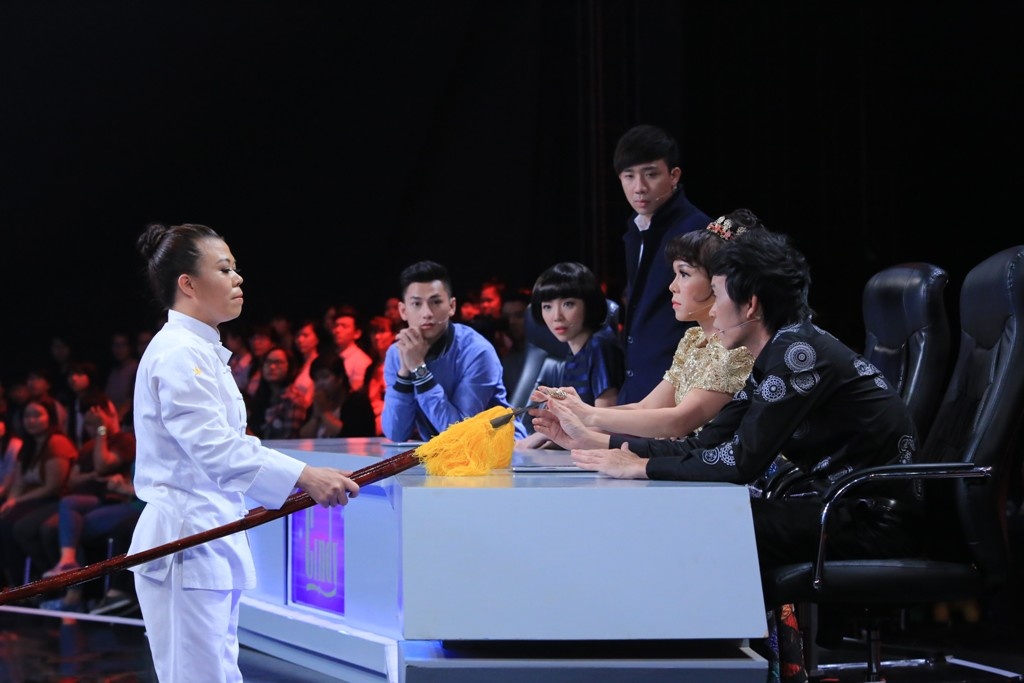 Isaac đưa ra lập luận dựa trên phong thái của nhân vật này. Anh cho rằng những người theo đuổi bộ môn khí công có tính cách điềm đạm, điều này đã ăn sâu vào máu của họ nên không thể lẫn lộn với bất kỳ ai. Việt Hương cũng đồng tình với nhận định này.