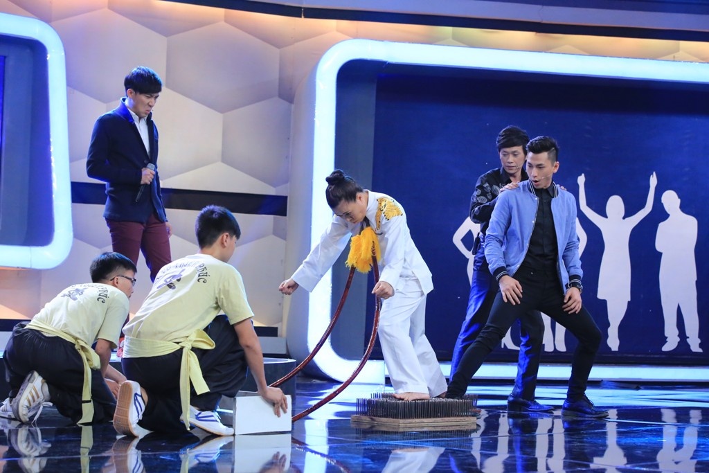 Ngọc Dư, võ sư có khả năng bẻ cong thanh giáo bằng yết hầu đã lên biểu diễn trước sự thán phục của 2 đội chơi. Do sợ mặt sàn sân khấu trơn nên chị nhờ Hoài Linh và Isaac hỗ trợ giữ chặt bàn chông để yên tâm biểu diễn.  Tỷ số 2-1 tiếp tục nghiêng về đội khách.