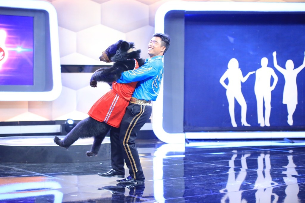 Vợ chồng Sáu Bảnh san bằng tỷ số 2-2 ở vòng 4 khi tìm ra người khiêu vũ với gấu. Isaac và Tóc Tiên bị nhân vật số 3 đánh lừa trong khi Hoài Linh tỉnh táo hơn nên chọn số 5. 