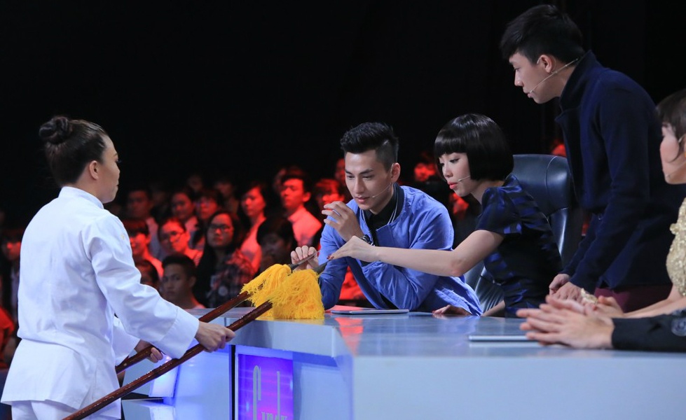 Nguoi dung tren ban chong be cong thanh giao bang yet hau hinh anh