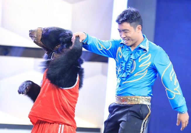 Toc Tien thich thu voi chu gau biet khieu vu hinh anh