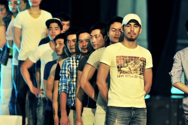 Có sắc vóc lý tưởng, Duy Nhân nhờ dì là diễn viên Kiều Trinh tìm giúp cơ hội làm việc trong lĩnh vực nghệ thuật.