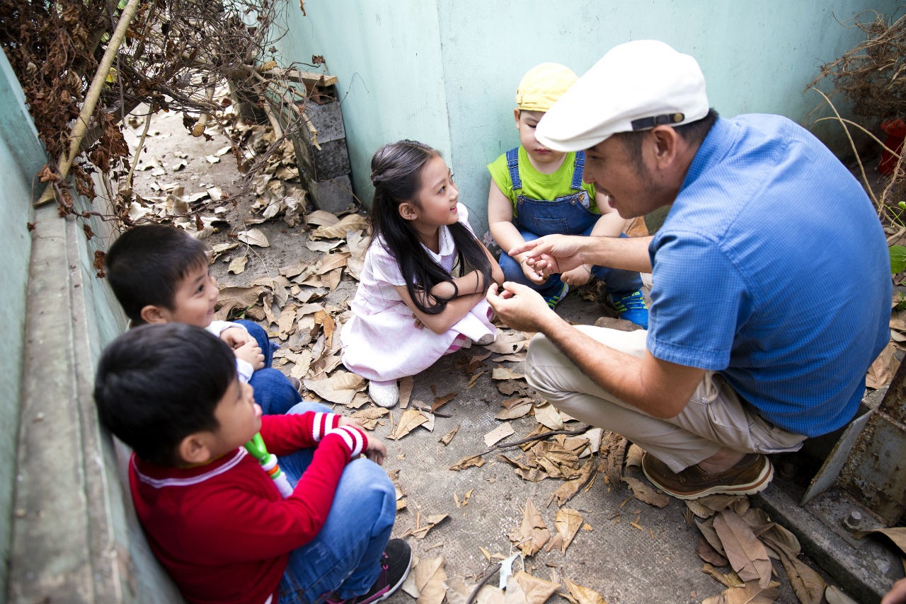 Lê Bảo Trung thị phạm dàn diễn viên nhí trên phim trường.