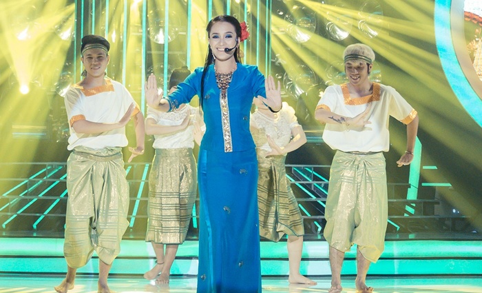 Ai Phuong hoa Huong Thuy hat Soc so bai Soc Trang hinh anh