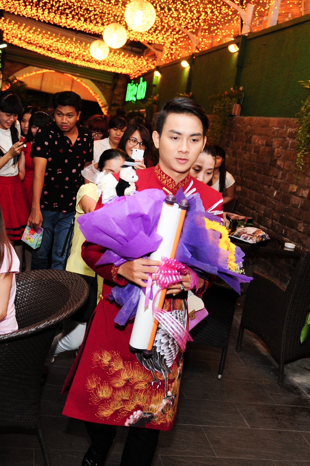 Album này khai thác chất trẻ trung, tươi mới của quán quân Gương mặt thân quen mùa 2 trong các ca khúc: Cô bé ngày xưa, Gặp nhau làm ngơ, Thuyền hoa…