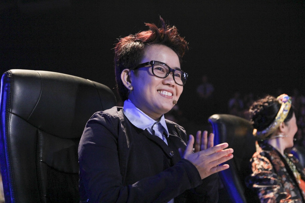 Phương Uyên cho rằng việc quên lời hay hát phô là điều bình thường. Quan trọng là  tinh thần em đem tới cho bài hát. Chị đã nghe rất nhiều người hát theo kiểu cũ, cách em hát bài này rất văn minh”.