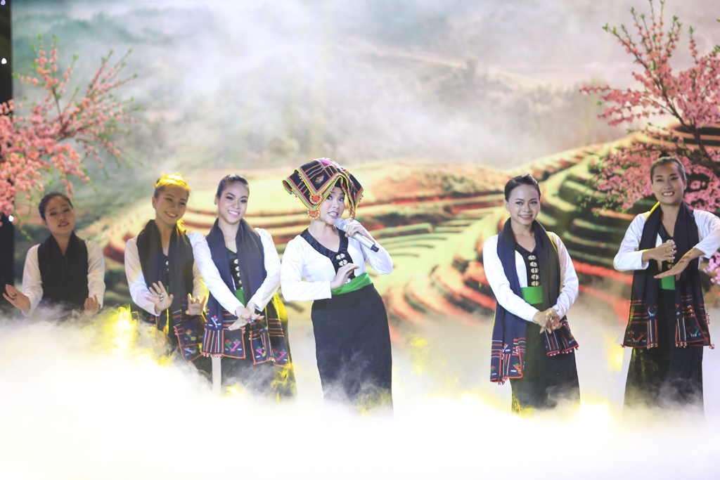 Nguyễn Hải Yến chọn ca khúc Chiếc khăn Piêu nhưng Phương Uyên không hài lòng. Nữ nhạc sĩ phát biểu: “Tôi sẽ không bàn về giọng hát của em. Bài phối rất hay nhưng phần trình diễn của em chưa được nhuần nhuyễn. Chúng tôi vừa nói với nhau, em không có sự chân thật của người Thái”.