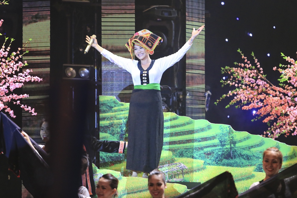 Hồng Nhung vớt vát: “Nếu để tạo ra một phiên bản mới thì em đã thành công. Em tạo được một phiên bản kể cả về phối khí lần cách hát rất riêng. Đoạn hay nhất của em là đoạn hát tiếng Thái, em rất thoải mái”.