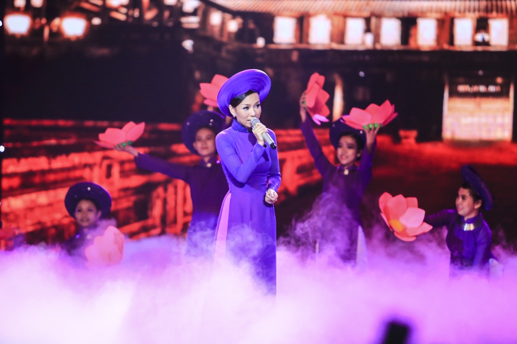 Thảo Trang chọn ca khúc Mưa trên phố Huế để làm hài lòng khán giả vì mong chờ cô hát bolero. Hồng Nhung khen ngợi: “Nếu  khó tính có thể nhặt ra được những chỗ để so sánh nhưng tôi không làm điều đấy vì em đã để tình vào trong bài hát, nhất là những đoạn lên cao, đoạn kết em hát rất ngọt ngào”.