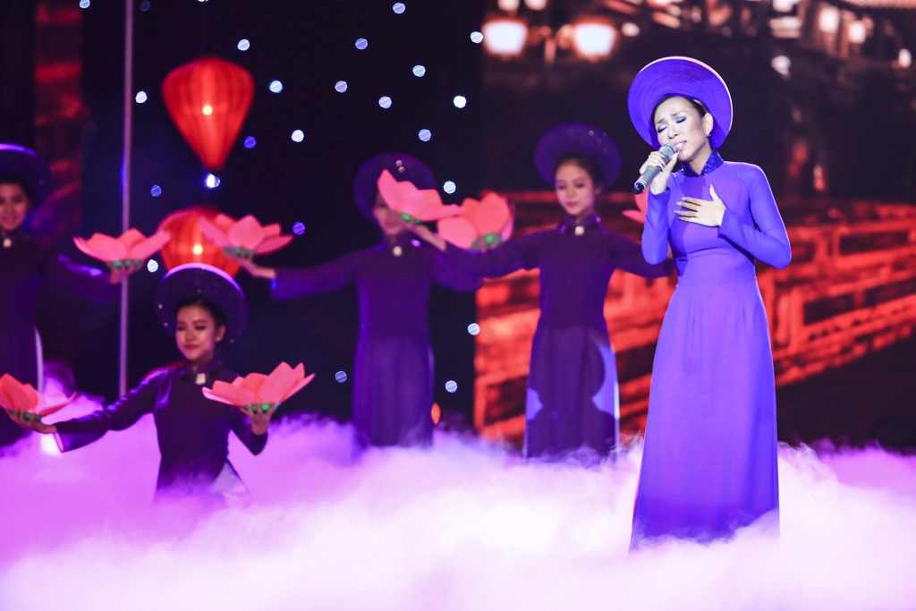 Phương Uyên phát biểu: “Câu hò Huế đầu tiên khó nhất nhưng em đã vượt qua được. Ngày hôm nay có lẽ em hơi run nên em thiếu sự đằm thắm trong đó. Sau khi em hát bài này, chị thấy là những gì mình làm ở liveshow vừa rồi là việc làm vô cùng đúng đắn”.