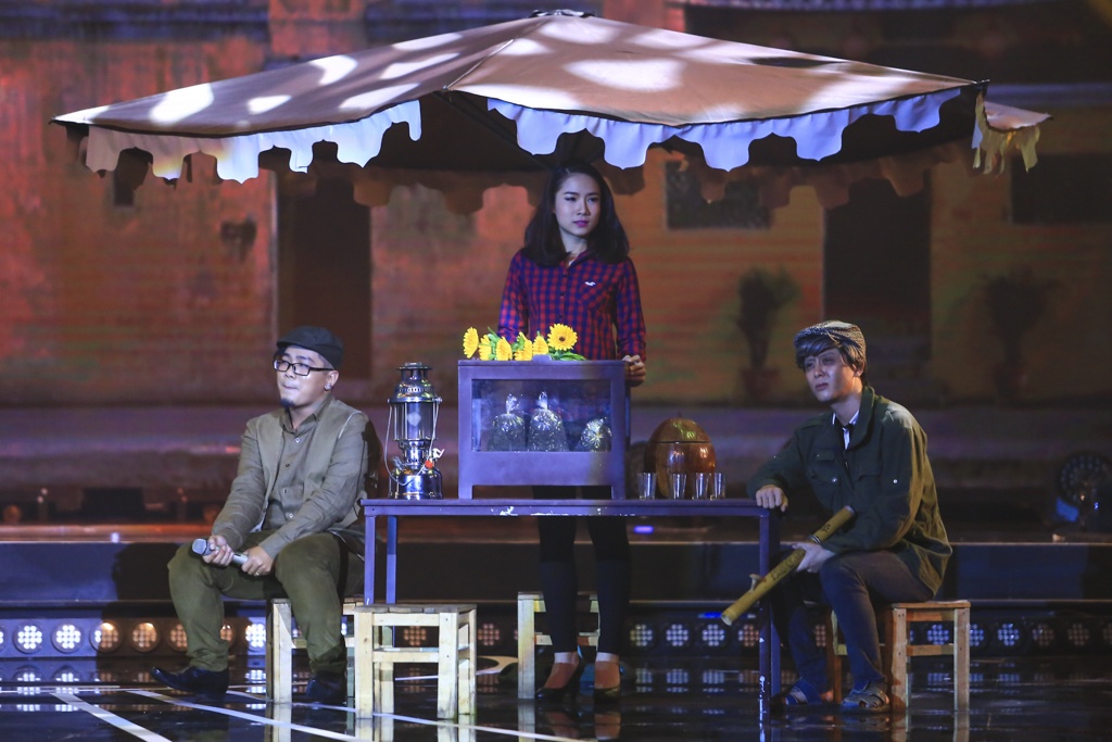 Tuy nhiên Hồng Nhung phản đối người đồng nghiệp: “Tôi nghĩ rằng bài hát này Tuấn Khanh lựa chọn không có gì sai cả. Em là một ngươi hát rock nhưng chọn tình ca thì quả là một bài toán quá khó cho em. Nhưng điều tốt nhất là em đã tạo nên đúng không khí của bài hát”.