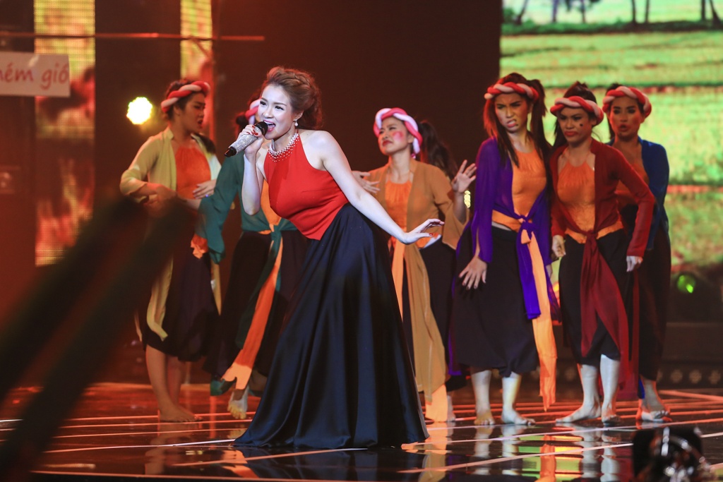 Huỳnh Minh Thủy chọn ca khúc Cặp ba lá với màu sắc tươi mới. Phương Uyên thừa nhận đây là ca khúc thành công. Cựu thành viên Ba con mèo khen ngợi sự duyên dáng, dễ thương của hot girl Hà Nội trong cách thể hiện bởi nó “tạo cảm giác dễ chịu cho người nghe”.