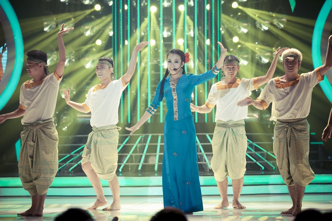 Để hóa thành Hương Thủy với ca khúc Sóc sờ bai Sóc Trăng, Ái Phương phải tập hát tiếng Khơ me và điệu múa Chăm. Với sự đầu tư kỹ lưỡng, tác giả Trót yêu thu về cơn mưa khen ngợi từ ban giám khảo.