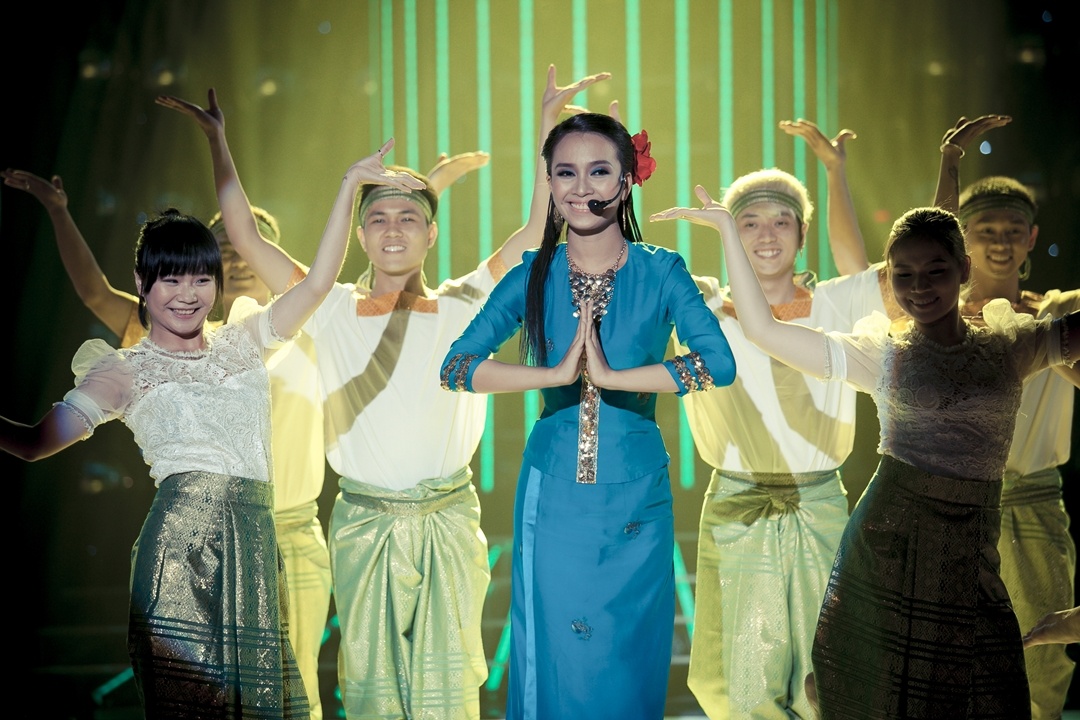 Đức Huy thừa nhận: “Tôi đã bị hút vào sự quyến rũ trong điệu múa, đôi mắt và miệng cười của em. Điều đó khiến tôi sướng lắm!”. Mỹ Linh phát biểu: “Em hát giống Hương Thủy, điệu bộ cũng giống nhưng toát lên vẻ đẹp của người Chăm”.