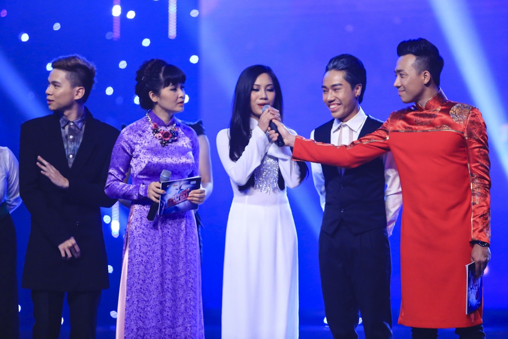 Hà My và Thanh Tâm phát biểu khi chia tay cuộc thi.