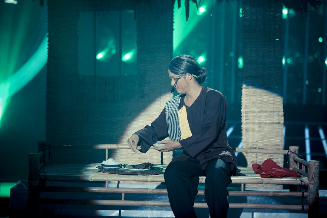 Đức Huy cũng đồng tình: “Thanh Duy giống như hình tượng một củ hành tây, càng bóc những lớp bên trong lại càng đẹp hơn. Tuy nhiên tôi thấy bạn thoát vai nhanh quá, chi tiết nhỏ đó làm vai diễn của bạn chưa trọn vẹn”.