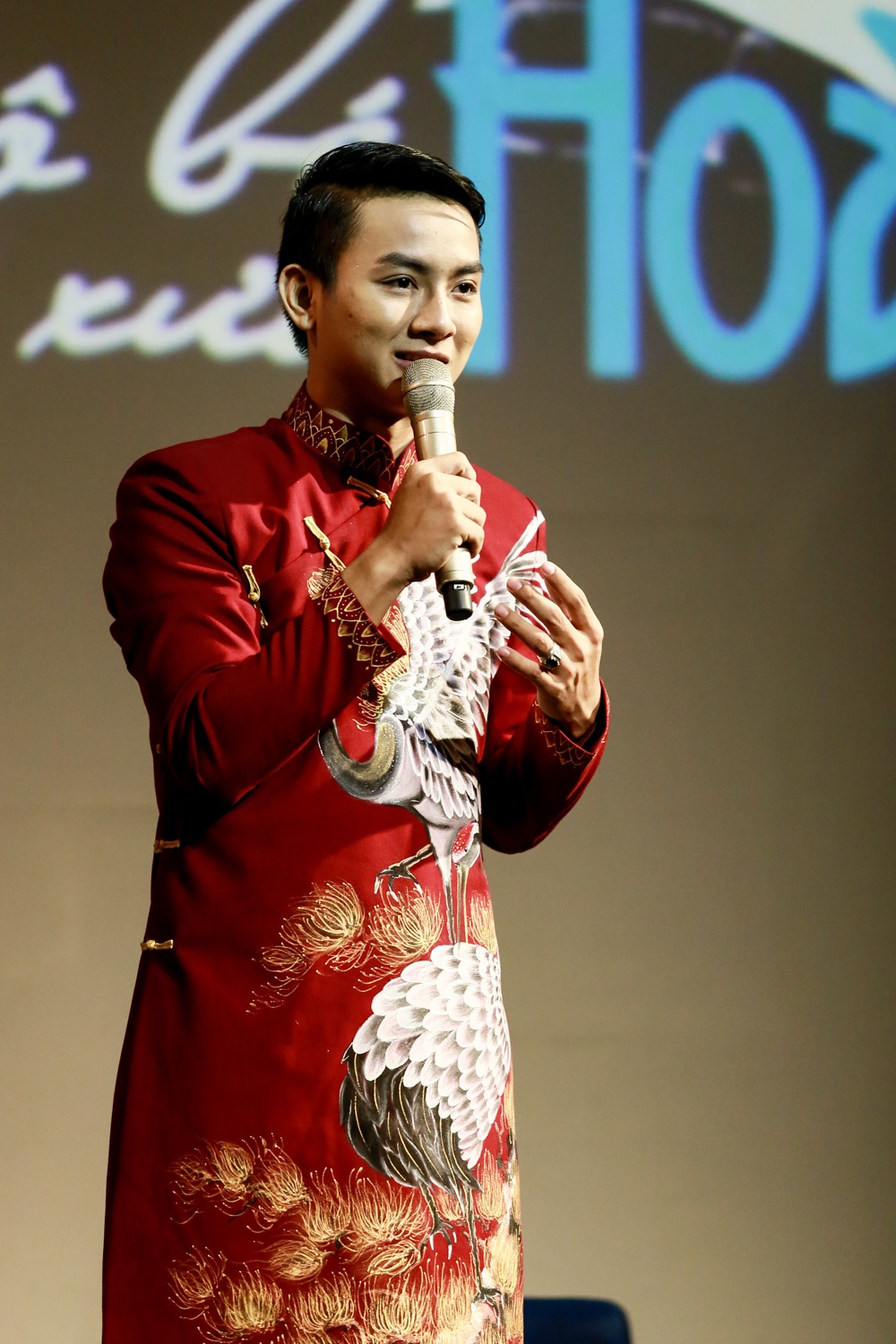 Hoài Lâm tâm sự, album này được anh ấp ủ khá lâu với những ca khúc yêu thích từ bé. Vì khá cầu toàn và kỹ tính nên Cô bé ngày xưa ra mắt trễ hơn dự tính.