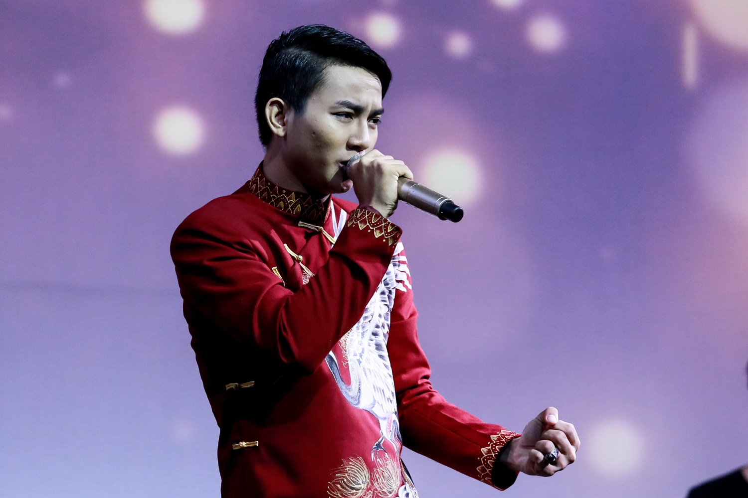 Có những ca khúc được nam ca sĩ thu đi thu lại nhiều lần vì chưa hài lòng. Bìa album cũng được chụp hơn một lần vì giọng ca trẻ không vừa ý. Với sự kỹ càng của Hoài Lâm, khán giả rất hài lòng vì những gì anh thể hiện.