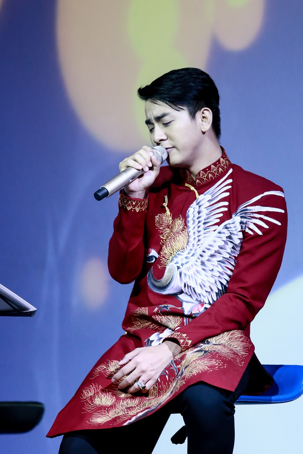 Tuy nhiên, điều khiến anh trăn trở khi đứng ở tâm thế của một người trẻ trước những bản tình ca vốn đã ăn sâu vào lòng người nghe.