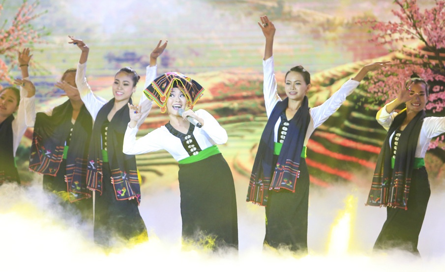 Nguyen Hai Yen hat Chiec khan Pieu hinh anh