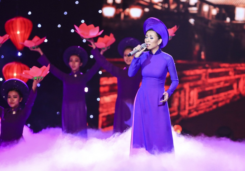 Thao Trang hat Mua tren pho Hue hinh anh