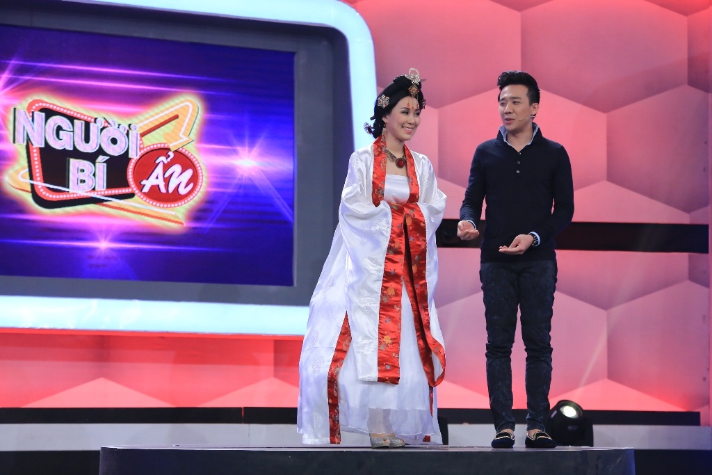 Tại vòng khởi động, hai đội chơi tinh ý nên nhanh chóng tìm ra đáp án. Trước yêu cầu tìm ra phu quân của người phụ nữ Hàn Quốc, vì đều có kinh nghiệm sống nên họ dễ dàng đoán ra. Việt Trinh dựa vào cảm tính của người phụ nữ, cô cho rằng nhân vật số 5 có ánh mắt rất tình cảm. Lý Hùng lập luận chương trình đánh lừa người chơi nên quyết định chọn người số 5 vì anh này “tỏ ra không thân thiết”.