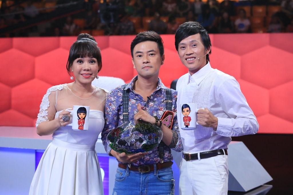 Trong khi đó Việt Hương tinh ý chọn số 4 vì khi hỏi nhóm khách mời vẽ chữ Người bí ẩn mất bao lâu, không ai quay lại nhìn trừ nhân vật số 4.  Kết quả đúng với lựa chọn của vợ chồng Sáu Bảnh. Tỷ số 2-1 nghiêng về đội nhà.