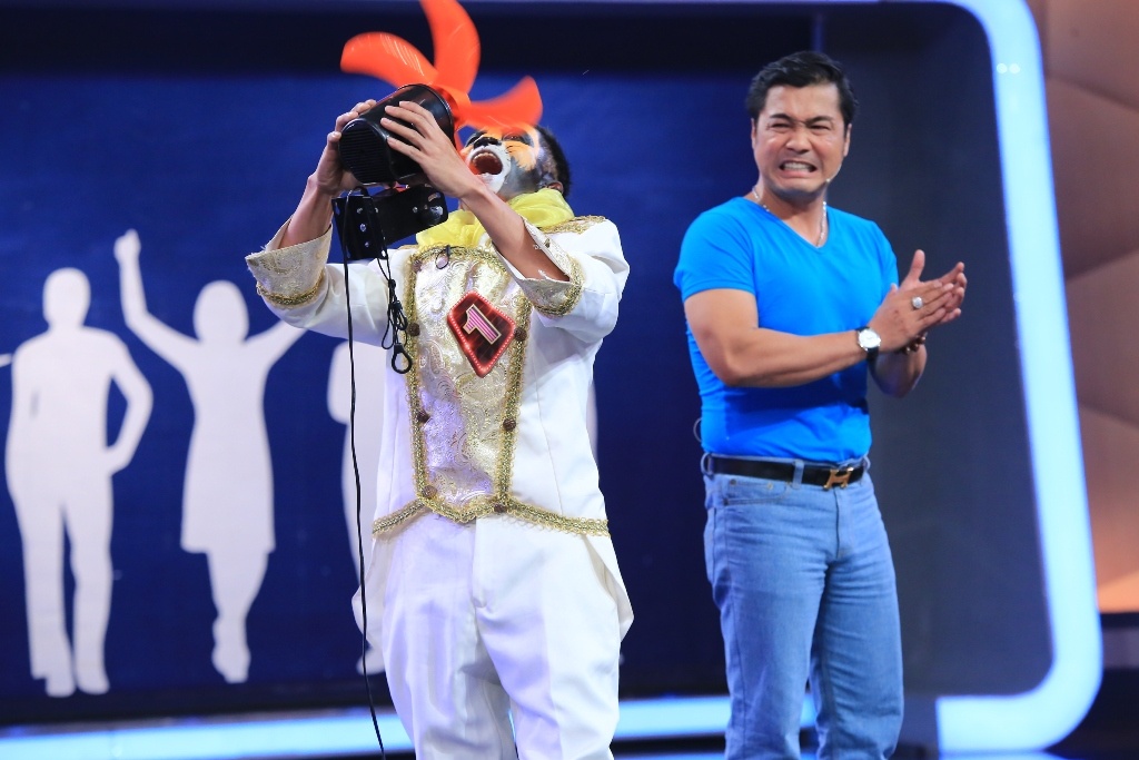 Hoài Linh lựa chọn nhân vật số 5 nhưng đáp án chính xác thuộc về đội khách. Tỷ số nâng lên thàng 2-2. Khi được Việt Hương hỏi thăm về gia đình, nghệ sĩ xiếc Huỳnh Long thành thật chia sẻ, anh có 3 đứa con. Vì mưu sinh nên tự học nghề nguy hiểm. Ngay cả con anh cũng không biết ba làm nghề này cho đến khi chương trình lên sóng.