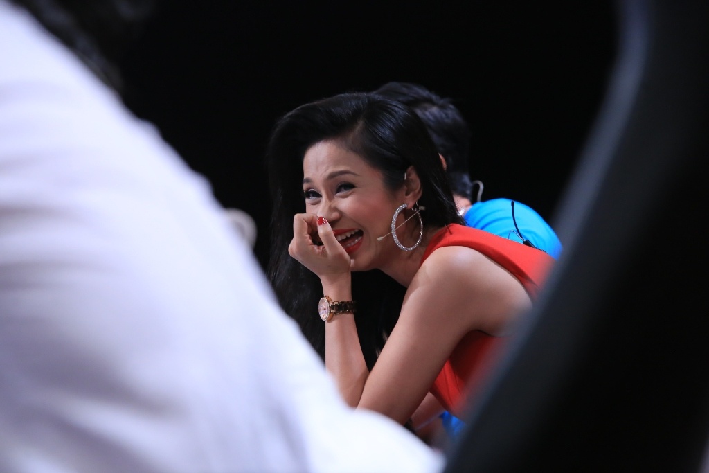 Việt Trinh lo lắng vì đến vòng quyết định nhưng tỷ số lại cách biệt. Cô nói Lý Hùng chọn số 6 nhưng anh kiên quyết lựa chọn nhân vật số 4 vì “điệu bộ catwalk rất chắc chắn”. Người bí ẩn là nhân vật số 4, vũ công Hoàng Hiếu Trung. 