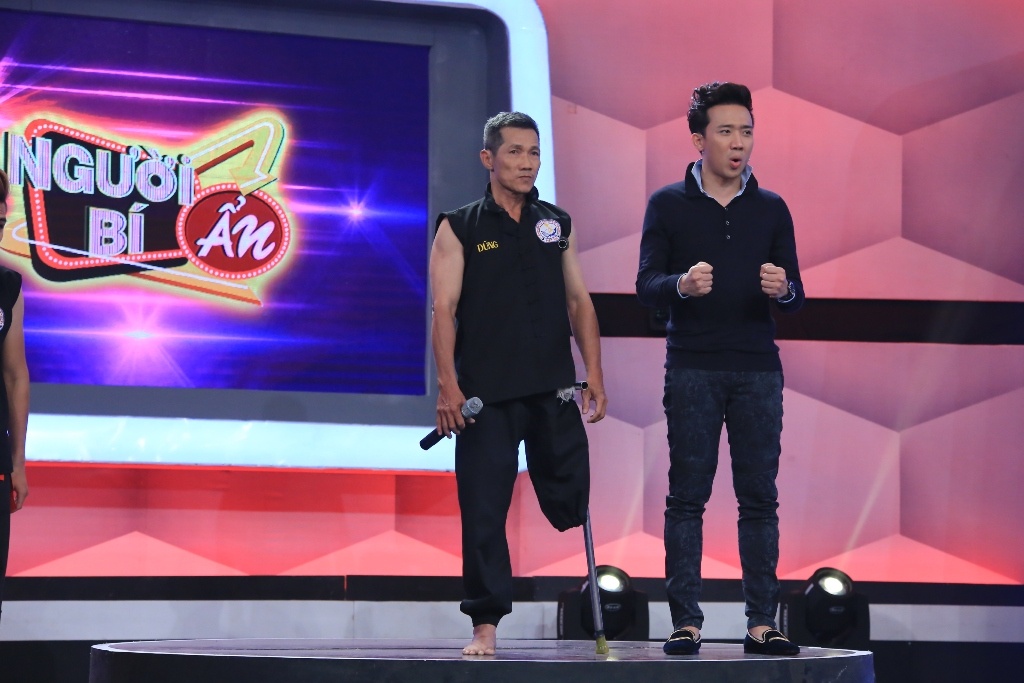 Người bí ẩn được xác định là nhân vật số 2, võ sư Tạ  Anh Dũng. Võ sư năm nay 55 tuổi và đã bỏ ra 51 năm của cuộc đời để theo đuổi bộ môn này. Tỷ số 3-2 nghiêng về đội nhà.