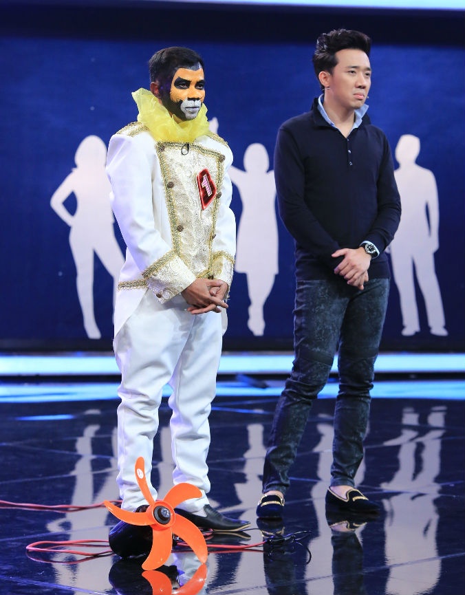 Lý Hùng – Việt Trinh quyết tâm gỡ hòa điểm số ở vòng 3. Hai đội chơi phải tìm ra người dùng lưỡi chặn cánh quạt đang quay. Lý giải cho lựa chọn nhân vật số 1, nam diễn viên phát biểu: “Cách anh ấy nói chuyện rất bài bản và trình tự. Vì tôi cũng là con nhà võ nên nhìn cơ địa anh ấy khá thấp nhưng có sức lực”.