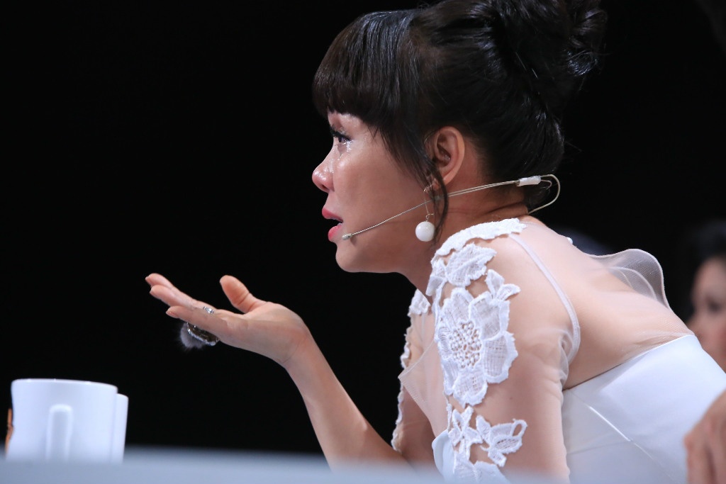 Viet Huong - Ly Hung tang tien cho vo su mot chan hinh anh