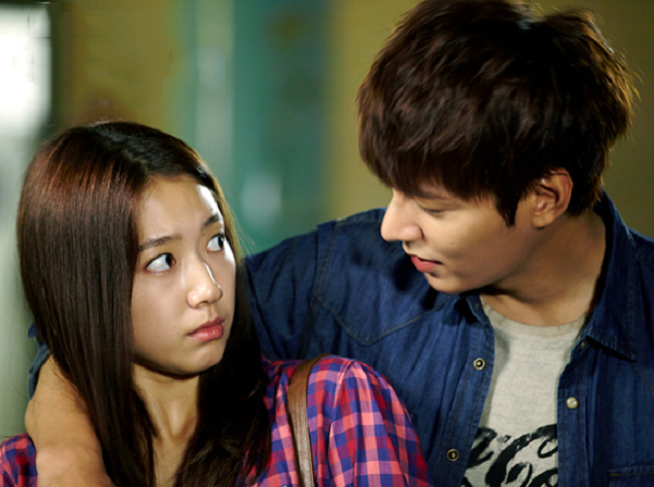 Khoanh khac rung dong tren man anh cua 4 cap doi Han hinh anh