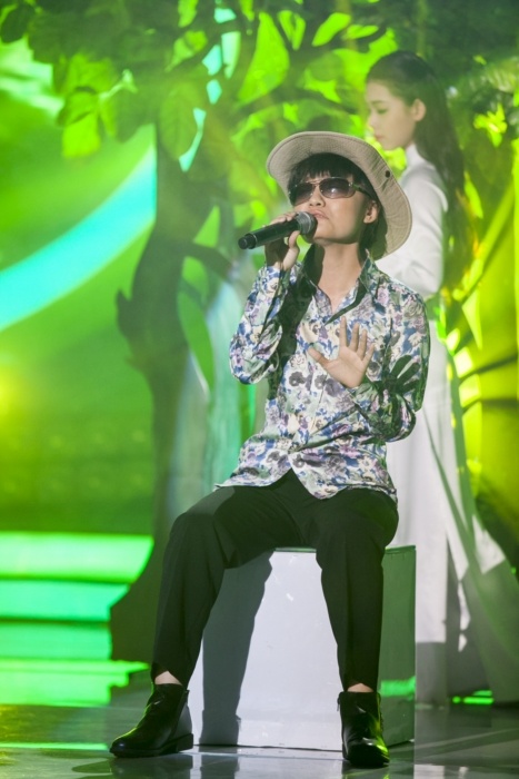 Nhật Thủy hóa thân thành Duy Mạnh với ca khúc Hãy về đây bên anh. Sau khi biểu diễn xong, quán quân Vietnam Idol 2014 vẫn giữ nguyên vai để chọc ghẹo Mỹ Linh bằng câu hát: “Này Linh ơi có biết anh nhớ em nhiều lắm, nếu Anh Quân có ghen Linh chớ nên lo sợ…”.
