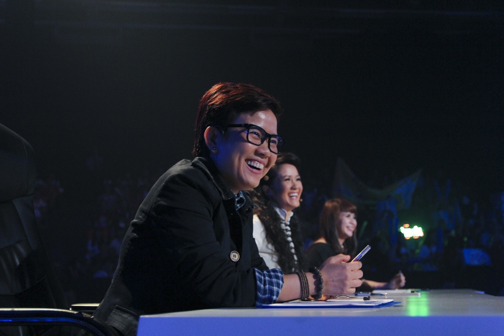 Phương Uyên cho rằng nam ca sĩ đã biến những câu nói thường nhật thành bài hát và giai điệu rất hay. “Chỉ điều chị không đồng ý với Hồng Nhung rằng em nhảy đẹp. Chị Hương nói em nhảy giống con rắn nhưng chị thấy em nhảy giống con lãi”, cựu thành viên Ba con mèo trêu Hoàng Tôn.