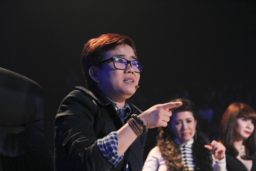 “Khi mới bắt đầu tôi kỳ vọng đây sẽ là một tiết mục rất hay nhưng bản mashup của em nó càng lộn xộn. Phần trình diễn của khách mời được đưa lên quá cao nên phần của em bị tụt xuống. Bài này tông hơi bị thấp nên em không biểu diễn được”, nhạc sĩ cá tính thẳng thừng nhận xét.