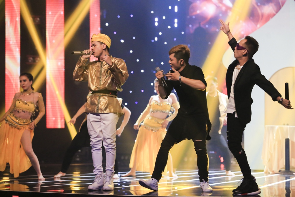 Nhạc sĩ Lưu Thiên Hương phát biểu: “Hoàng Tôn thì lúc nào cũng hay rồi. Tôi thích bạn vì âm nhạc khá văn minh. Những giai điệu khiến cho người ta không thể chán, chỉ có thể là Hoàng Tôn. Ngoài ra, tôi thấy điệu nhảy của bạn rất giống con rắn”.