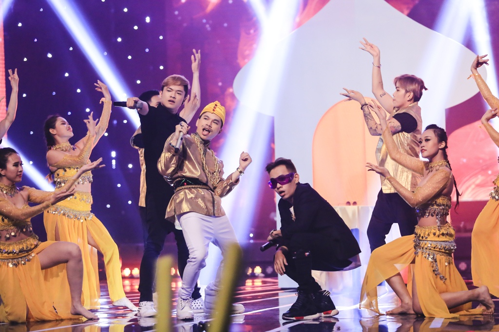 Hoàng Tôn với sự giúp sức của 2 người anh em là Bảo Kun và JC Hưng đã mở màn đêm thi Tuyệt đỉnh tranh tài với chủ đề R&B tối 23/5 bằng sáng tác mới mới: Úm ba la lấy cảm hứng từ câu chuyện Aladin và cây đèn thần của xứ sở Ba-Tư.