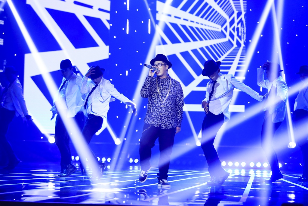 Tuấn Khanh trình bày ca khúc huyền thoại Beat it của ông hoàng Micheal Jackson như lời chia tay đến khán giả.