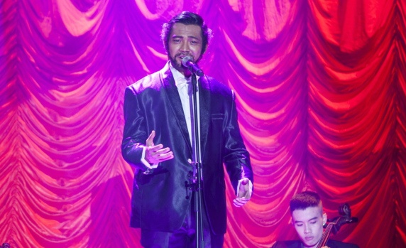 Mai Quoc Viet hoa than thanh Pavaroti hinh anh